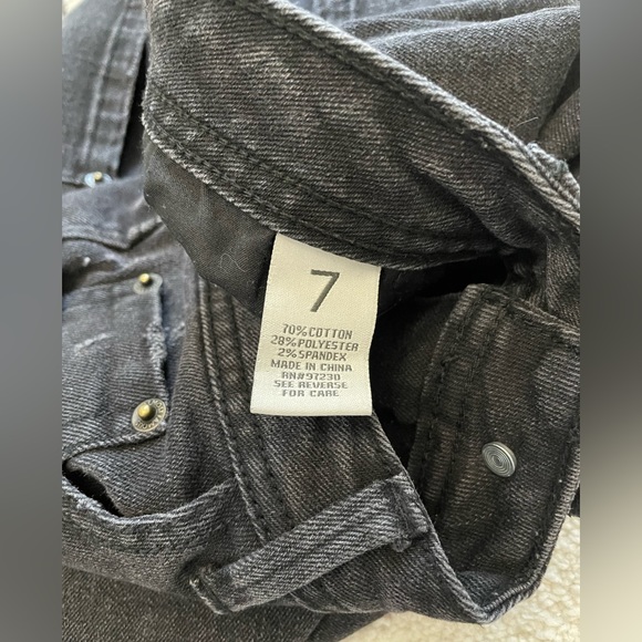 ALMOST FAMOUS Frayed Ankle Cropped Black Denim Jeans - Picture 4 of 6